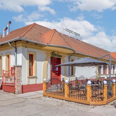 100 Eves Fogado Bed & Breakfast Szatymaz Bagian luar foto