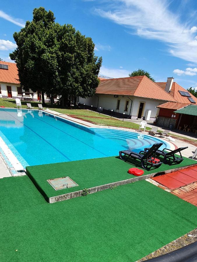 100 Eves Fogado Bed & Breakfast Szatymaz Bagian luar foto