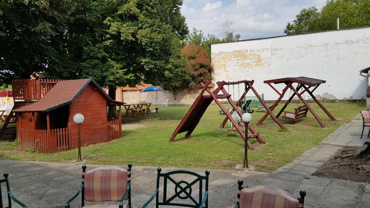 100 Eves Fogado Bed & Breakfast Szatymaz Bagian luar foto