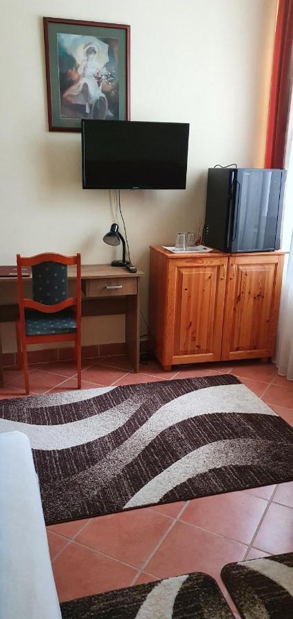 100 Eves Fogado Bed & Breakfast Szatymaz Bagian luar foto