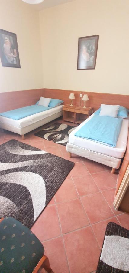 100 Eves Fogado Bed & Breakfast Szatymaz Bagian luar foto