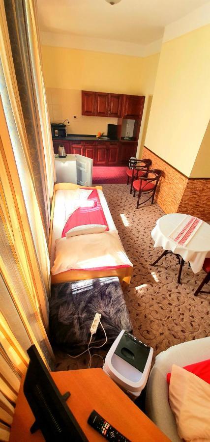 100 Eves Fogado Bed & Breakfast Szatymaz Bagian luar foto