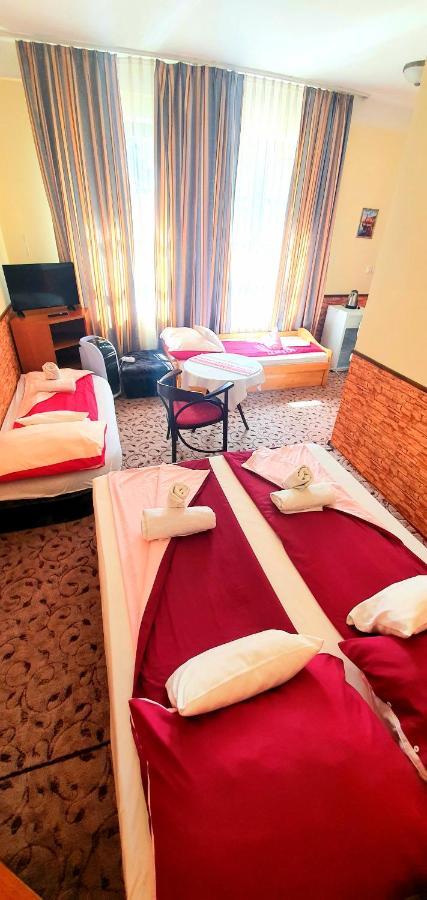 100 Eves Fogado Bed & Breakfast Szatymaz Bagian luar foto