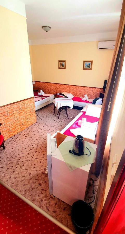 100 Eves Fogado Bed & Breakfast Szatymaz Bagian luar foto