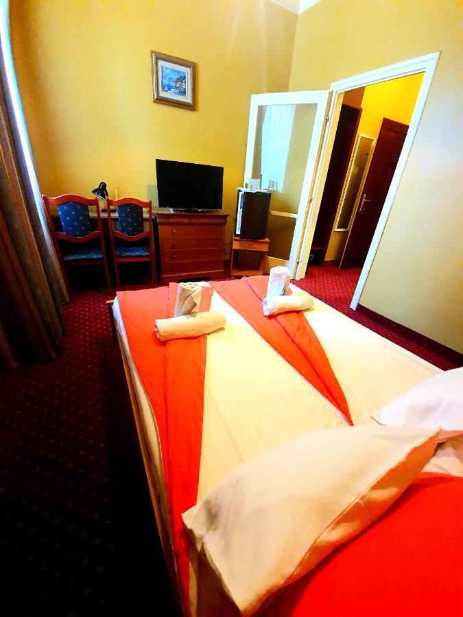 100 Eves Fogado Bed & Breakfast Szatymaz Bagian luar foto