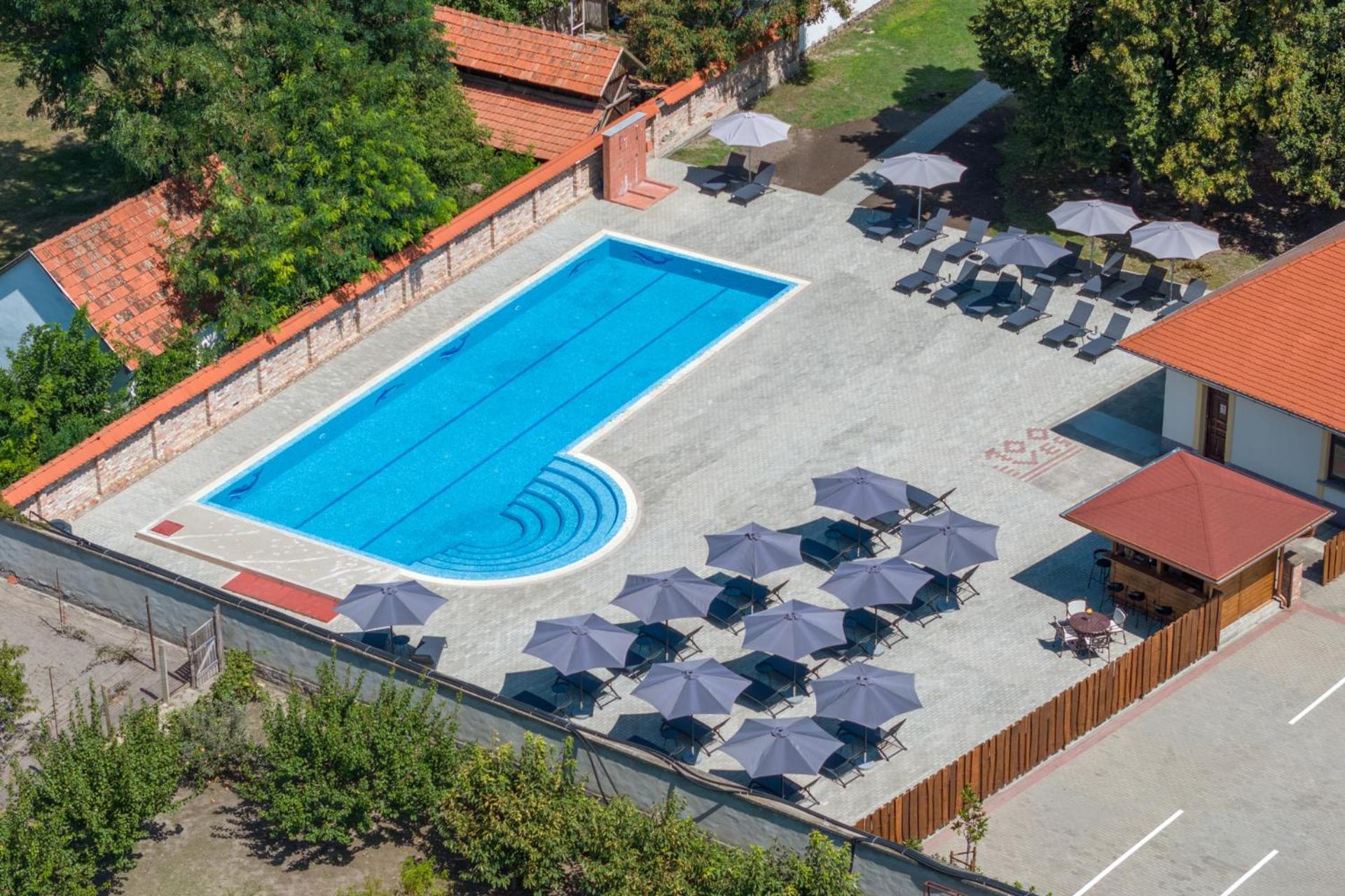 100 Eves Fogado Bed & Breakfast Szatymaz Bagian luar foto