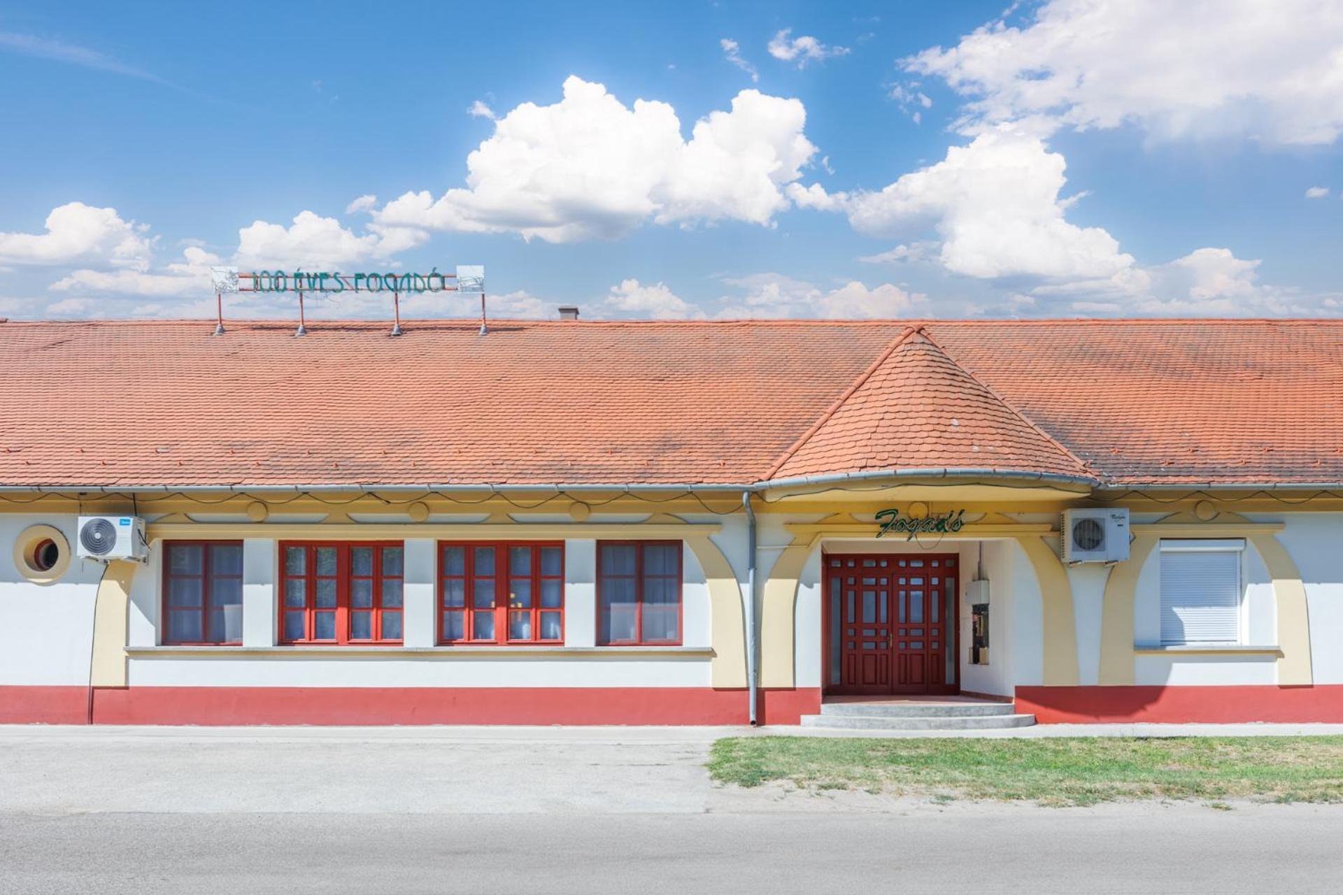 100 Eves Fogado Bed & Breakfast Szatymaz Bagian luar foto
