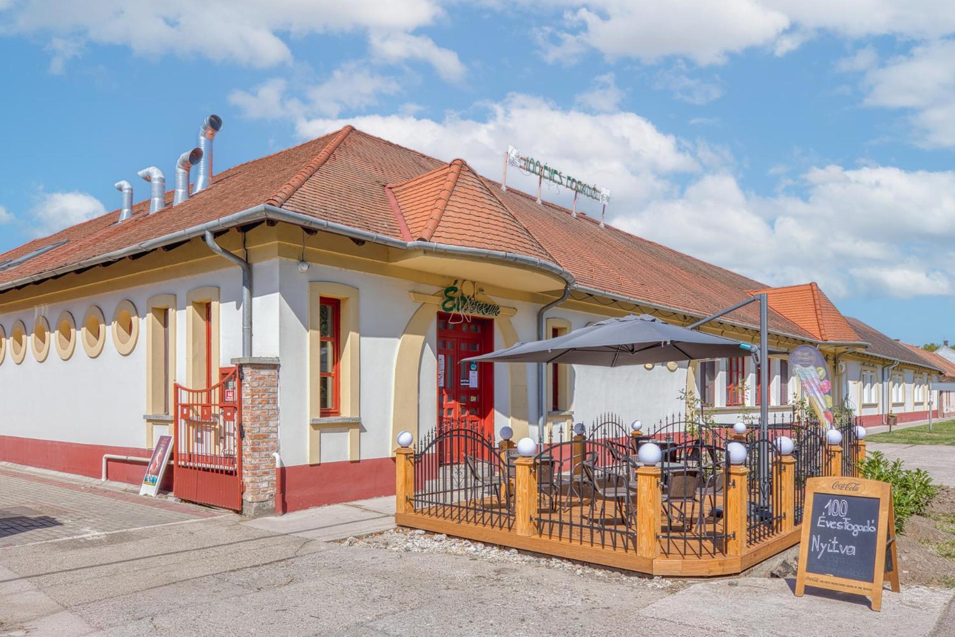 100 Eves Fogado Bed & Breakfast Szatymaz Bagian luar foto