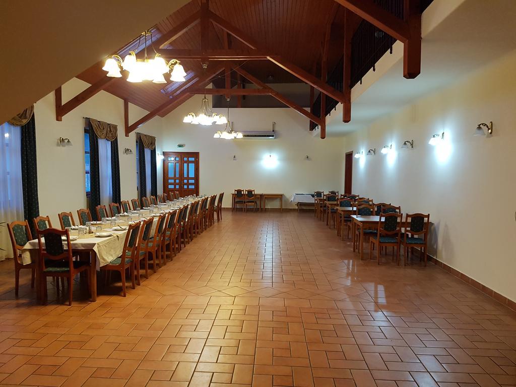 100 Eves Fogado Bed & Breakfast Szatymaz Bagian luar foto