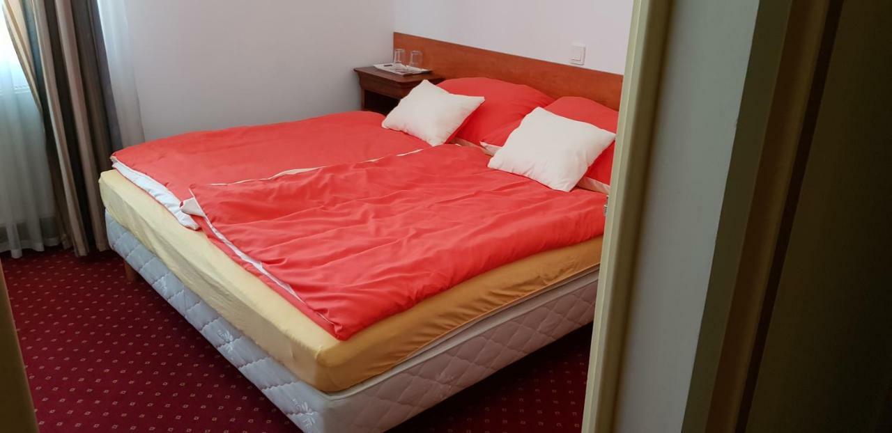 100 Eves Fogado Bed & Breakfast Szatymaz Bagian luar foto