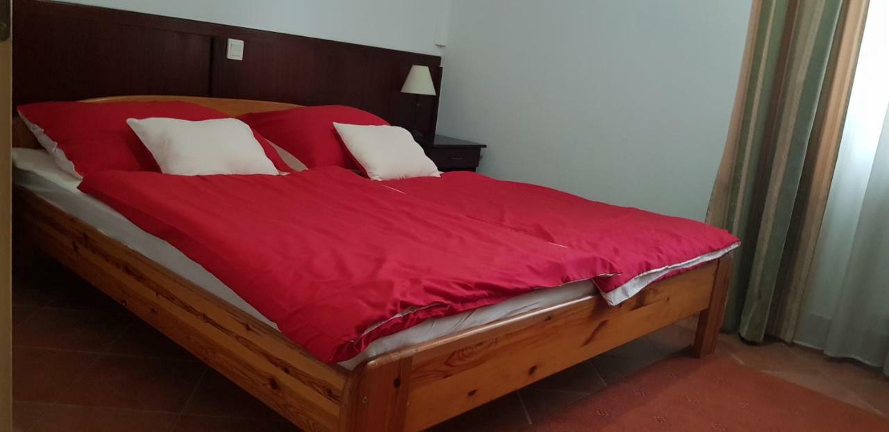 100 Eves Fogado Bed & Breakfast Szatymaz Bagian luar foto