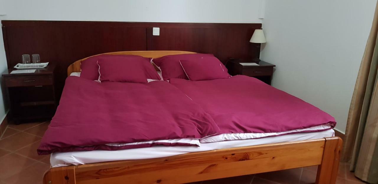 100 Eves Fogado Bed & Breakfast Szatymaz Bagian luar foto